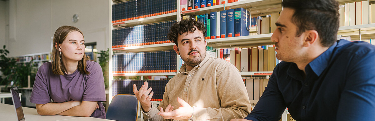 Stdueirende unterhalten sich | © HTW Berlin / Alexander Rentsch