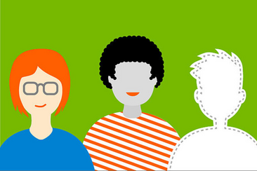 Illustration von drei stilisierten Personen vor grünem Hintergrund. Links steht eine Person mit orangefarbenen Haaren, Brille und blauem Oberteil. In der Mitte ist eine Person mit dunklen lockigen Haaren und orange-weiß gestreiftem Shirt zu sehen. Rechts befindet sich die weiße, nur angedeutete Silhouette einer weiteren Person mit gestrichelter Kontur.
