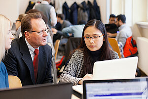 Professor talking with students © HTW Berlin/Maria Schramm Professor talking with students