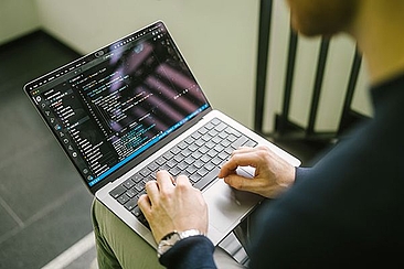 Person mit Laptop auf dem Schoss © HTW Berlin/Alexander Rentsch