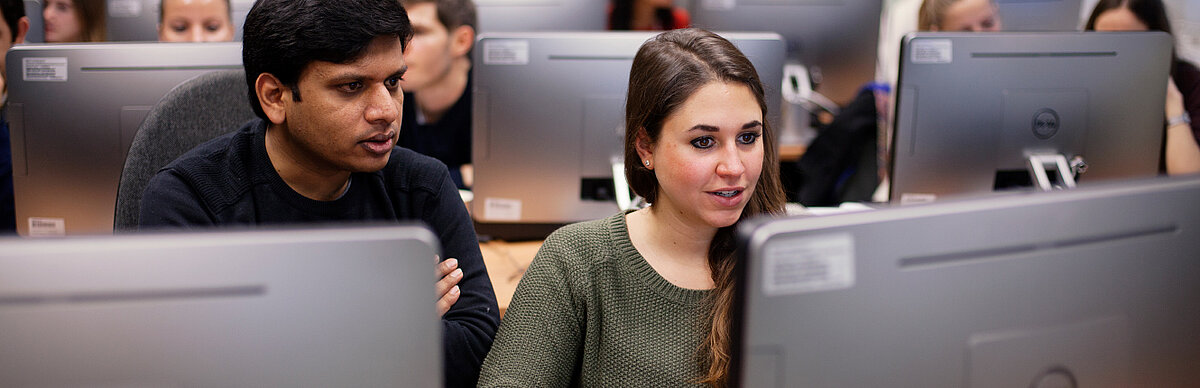 Student und Studentin arbeiten am Computer © HTW Berlin/Maria Schramm Student und Studentin arbeiten am Computer