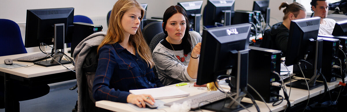 Zwei Studentinnen im Computerraum