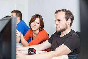 Studentin und Student am PC © HTW Berlin/Nina Zimmermann Studentin und Student am PC