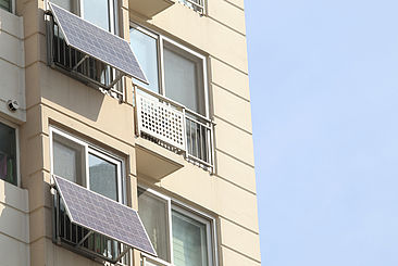 Solarpanels an Balkongittern 