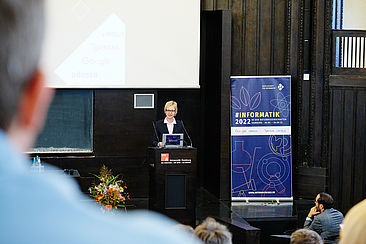 Christine Regitz, Präsidentin der Gesellschaft für Informatik auf dem Podium © Gesellschaft für Informatik e.V./Fabian Hammerl